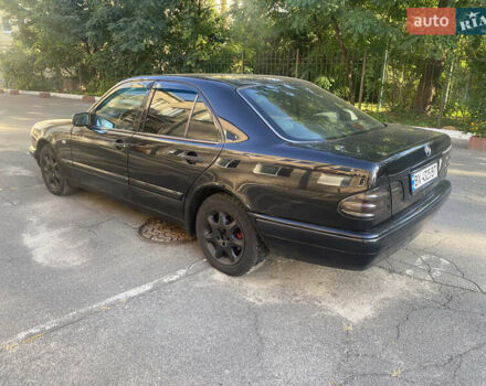 Черный Мерседес Е-Класс, объемом двигателя 2 л и пробегом 423 тыс. км за 4200 $, фото 2 на Automoto.ua