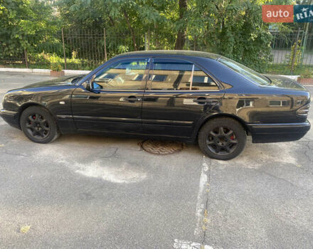 Черный Мерседес Е-Класс, объемом двигателя 2 л и пробегом 423 тыс. км за 4200 $, фото 1 на Automoto.ua