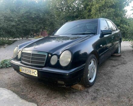 Черный Мерседес Е-Класс, объемом двигателя 2.2 л и пробегом 500 тыс. км за 2000 $, фото 1 на Automoto.ua