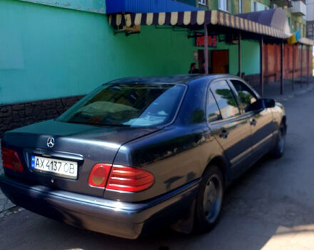 Черный Мерседес Е-Класс, объемом двигателя 2.2 л и пробегом 384 тыс. км за 3200 $, фото 4 на Automoto.ua