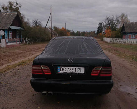Чорний Мерседес Е-Клас, об'ємом двигуна 2 л та пробігом 360 тис. км за 2900 $, фото 4 на Automoto.ua
