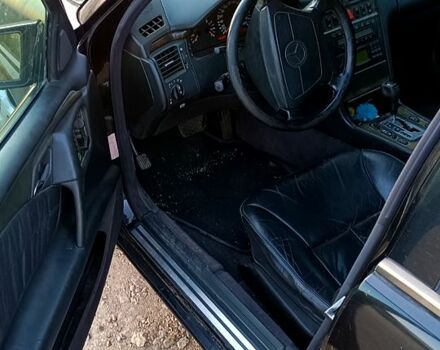 Черный Мерседес Е-Класс, объемом двигателя 4.3 л и пробегом 265 тыс. км за 1800 $, фото 2 на Automoto.ua