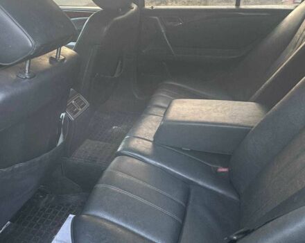 Черный Мерседес Е-Класс, объемом двигателя 2.2 л и пробегом 500 тыс. км за 2000 $, фото 5 на Automoto.ua