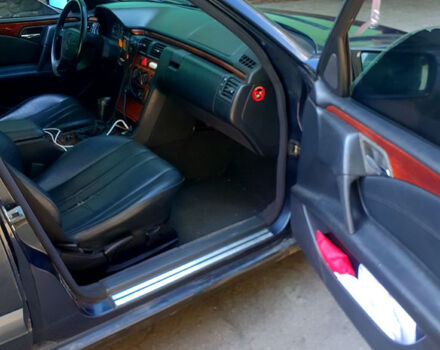 Черный Мерседес Е-Класс, объемом двигателя 2.2 л и пробегом 384 тыс. км за 3200 $, фото 2 на Automoto.ua