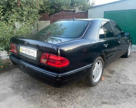 Черный Мерседес Е-Класс, объемом двигателя 2.2 л и пробегом 500 тыс. км за 2000 $, фото 2 на Automoto.ua