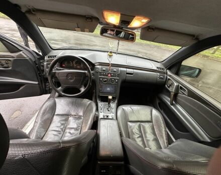 Чорний Мерседес Е-Клас, об'ємом двигуна 3.2 л та пробігом 450 тис. км за 3333 $, фото 6 на Automoto.ua