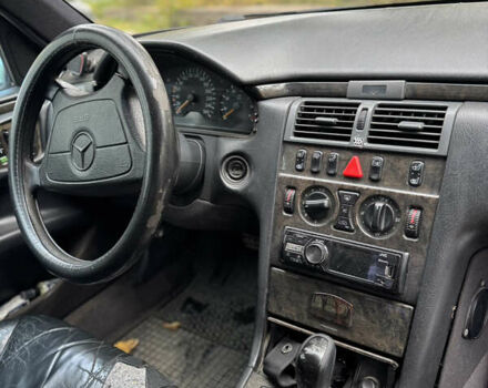 Черный Мерседес Е-Класс, объемом двигателя 3.2 л и пробегом 674 тыс. км за 3450 $, фото 9 на Automoto.ua