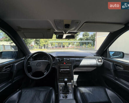 Черный Мерседес Е-Класс, объемом двигателя 2 л и пробегом 478 тыс. км за 3800 $, фото 2 на Automoto.ua