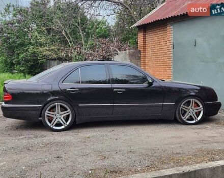 Черный Мерседес Е-Класс, объемом двигателя 5.5 л и пробегом 500 тыс. км за 20000 $, фото 6 на Automoto.ua