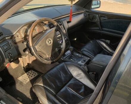 Черный Мерседес Е-Класс, объемом двигателя 3.2 л и пробегом 450 тыс. км за 2700 $, фото 4 на Automoto.ua