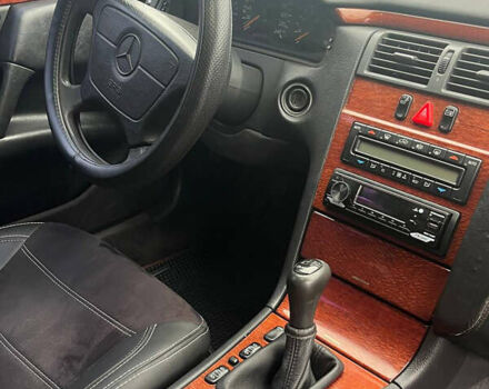 Черный Мерседес Е-Класс, объемом двигателя 2 л и пробегом 307 тыс. км за 4400 $, фото 10 на Automoto.ua