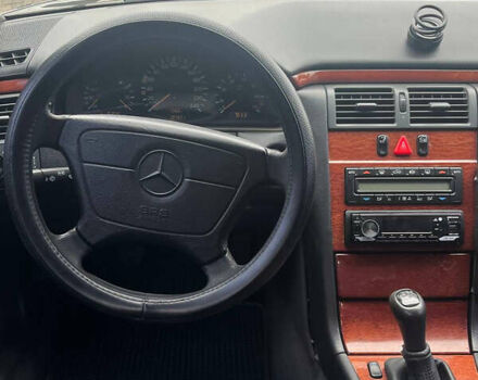 Черный Мерседес Е-Класс, объемом двигателя 2 л и пробегом 307 тыс. км за 4400 $, фото 7 на Automoto.ua