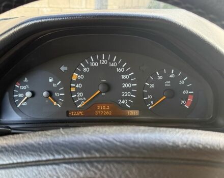 Черный Мерседес Е-Класс, объемом двигателя 2.4 л и пробегом 377 тыс. км за 1600 $, фото 7 на Automoto.ua