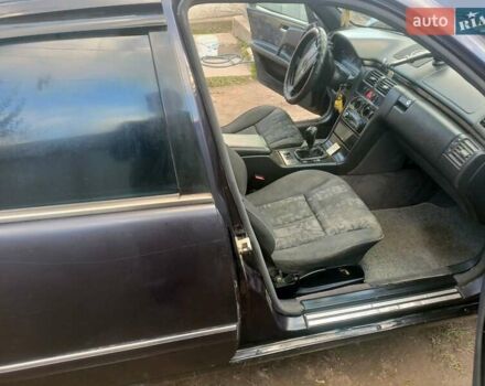 Мерседес Е-Класс 1998 в Черновцах на Automoto.ua Черный Мерседес Е-Класс, объемом двигателя 1.99 л и пробегом 301 тыс. км за 2000 $, фото 10 на Automoto.ua