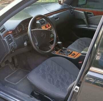 Чорний Мерседес Е-Клас, об'ємом двигуна 2 л та пробігом 312 тис. км за 4900 $, фото 4 на Automoto.ua