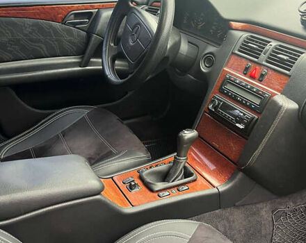 Черный Мерседес Е-Класс, объемом двигателя 2 л и пробегом 307 тыс. км за 4400 $, фото 11 на Automoto.ua