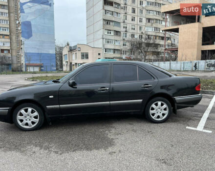 Черный Мерседес Е-Класс, объемом двигателя 3.2 л и пробегом 372 тыс. км за 4500 $, фото 3 на Automoto.ua