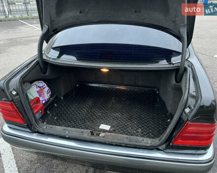 Черный Мерседес Е-Класс, объемом двигателя 3.2 л и пробегом 372 тыс. км за 4500 $, фото 41 на Automoto.ua