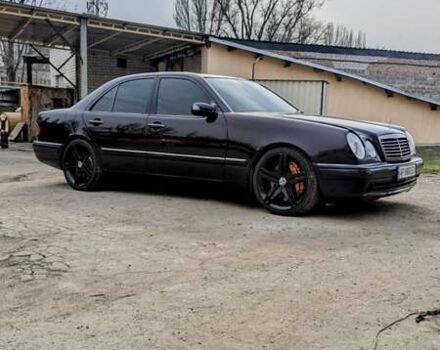 Черный Мерседес Е-Класс, объемом двигателя 5.5 л и пробегом 500 тыс. км за 20000 $, фото 3 на Automoto.ua