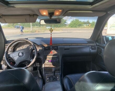 Черный Мерседес Е-Класс, объемом двигателя 3.2 л и пробегом 450 тыс. км за 2700 $, фото 5 на Automoto.ua