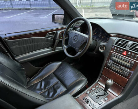 Черный Мерседес Е-Класс, объемом двигателя 3.2 л и пробегом 372 тыс. км за 4500 $, фото 29 на Automoto.ua