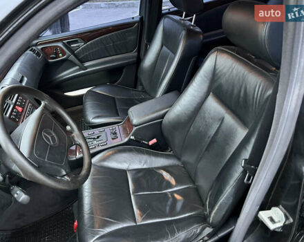 Черный Мерседес Е-Класс, объемом двигателя 3.2 л и пробегом 372 тыс. км за 4500 $, фото 35 на Automoto.ua