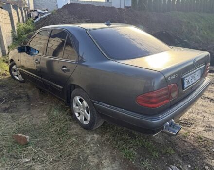 Черный Мерседес Е-Класс, объемом двигателя 2.4 л и пробегом 377 тыс. км за 1600 $, фото 2 на Automoto.ua