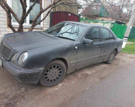 Черный Мерседес Е-Класс, объемом двигателя 2.4 л и пробегом 300 тыс. км за 2300 $, фото 2 на Automoto.ua