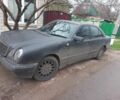 Черный Мерседес Е-Класс, объемом двигателя 2.4 л и пробегом 300 тыс. км за 2300 $, фото 2 на Automoto.ua