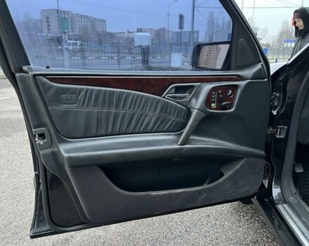 Черный Мерседес Е-Класс, объемом двигателя 3.2 л и пробегом 372 тыс. км за 4500 $, фото 22 на Automoto.ua