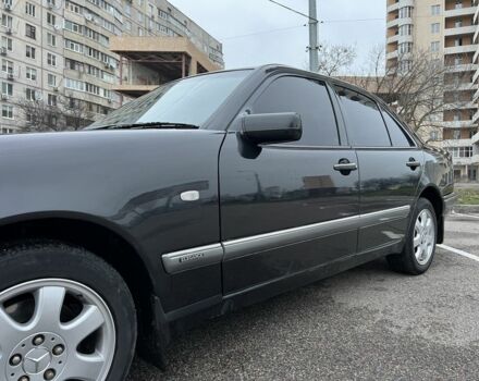 Черный Мерседес Е-Класс, объемом двигателя 3.2 л и пробегом 372 тыс. км за 4500 $, фото 7 на Automoto.ua