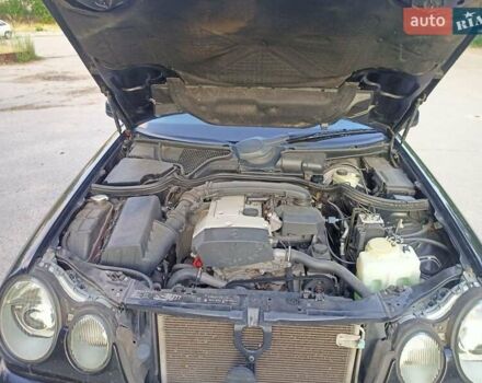 Черный Мерседес Е-Класс, объемом двигателя 2 л и пробегом 312 тыс. км за 4000 $, фото 5 на Automoto.ua