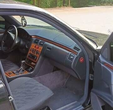 Черный Мерседес Е-Класс, объемом двигателя 2 л и пробегом 312 тыс. км за 4000 $, фото 4 на Automoto.ua