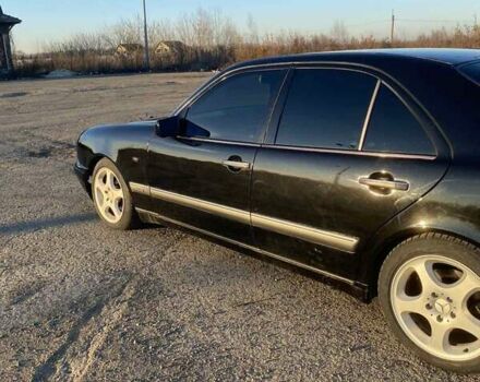 Черный Мерседес Е-Класс, объемом двигателя 2.4 л и пробегом 400 тыс. км за 2650 $, фото 8 на Automoto.ua