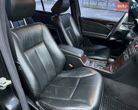 Черный Мерседес Е-Класс, объемом двигателя 3.2 л и пробегом 372 тыс. км за 4500 $, фото 30 на Automoto.ua