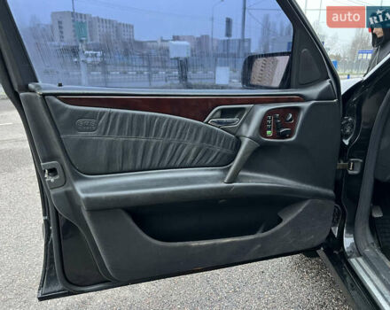 Черный Мерседес Е-Класс, объемом двигателя 3.2 л и пробегом 372 тыс. км за 4500 $, фото 37 на Automoto.ua