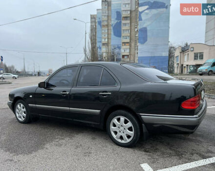 Черный Мерседес Е-Класс, объемом двигателя 3.2 л и пробегом 372 тыс. км за 4500 $, фото 5 на Automoto.ua