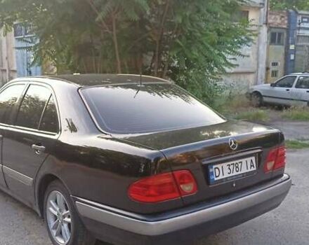 Черный Мерседес Е-Класс, объемом двигателя 2 л и пробегом 312 тыс. км за 4000 $, фото 2 на Automoto.ua