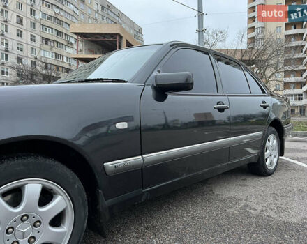 Черный Мерседес Е-Класс, объемом двигателя 3.2 л и пробегом 372 тыс. км за 4500 $, фото 9 на Automoto.ua