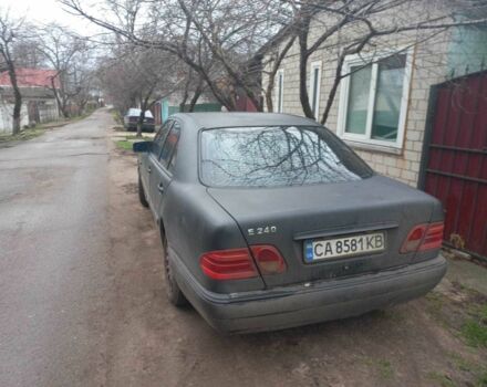 Черный Мерседес Е-Класс, объемом двигателя 2.4 л и пробегом 300 тыс. км за 2300 $, фото 1 на Automoto.ua