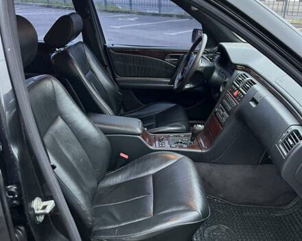 Черный Мерседес Е-Класс, объемом двигателя 3.2 л и пробегом 372 тыс. км за 4500 $, фото 32 на Automoto.ua