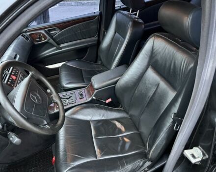 Черный Мерседес Е-Класс, объемом двигателя 3.2 л и пробегом 372 тыс. км за 4500 $, фото 20 на Automoto.ua