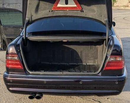 Черный Мерседес Е-Класс, объемом двигателя 5.5 л и пробегом 500 тыс. км за 20000 $, фото 21 на Automoto.ua