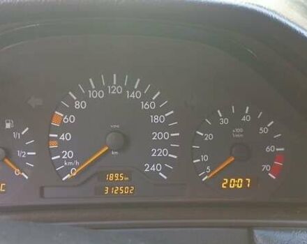 Черный Мерседес Е-Класс, объемом двигателя 2 л и пробегом 312 тыс. км за 4000 $, фото 6 на Automoto.ua