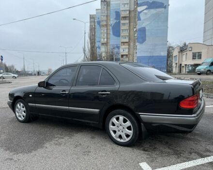 Черный Мерседес Е-Класс, объемом двигателя 3.2 л и пробегом 372 тыс. км за 4500 $, фото 3 на Automoto.ua