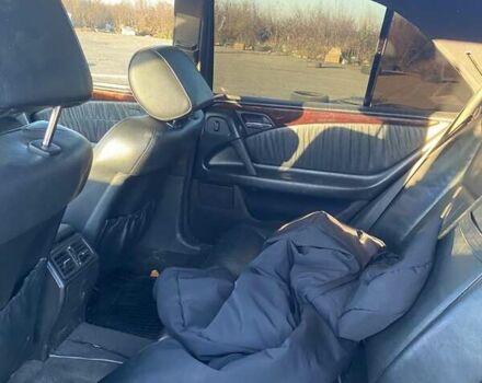 Черный Мерседес Е-Класс, объемом двигателя 2.4 л и пробегом 400 тыс. км за 2650 $, фото 10 на Automoto.ua