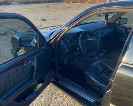 Черный Мерседес Е-Класс, объемом двигателя 2.4 л и пробегом 400 тыс. км за 2650 $, фото 6 на Automoto.ua