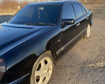 Черный Мерседес Е-Класс, объемом двигателя 2.4 л и пробегом 400 тыс. км за 2650 $, фото 5 на Automoto.ua