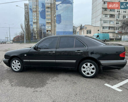 Черный Мерседес Е-Класс, объемом двигателя 3.2 л и пробегом 372 тыс. км за 4500 $, фото 4 на Automoto.ua