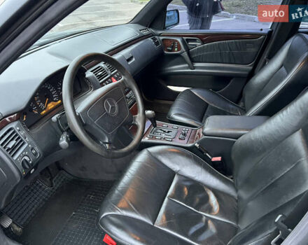 Черный Мерседес Е-Класс, объемом двигателя 3.2 л и пробегом 372 тыс. км за 4500 $, фото 34 на Automoto.ua